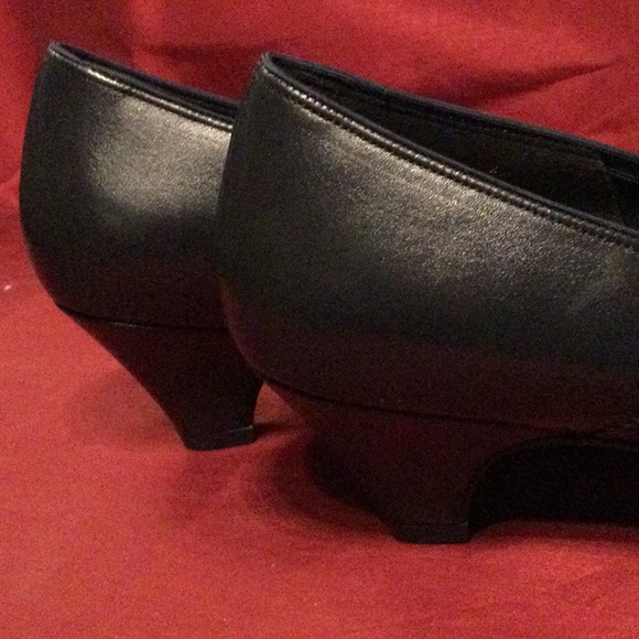Naturalizer Women’s Joy Leather Pumps - Picture 6 of 8